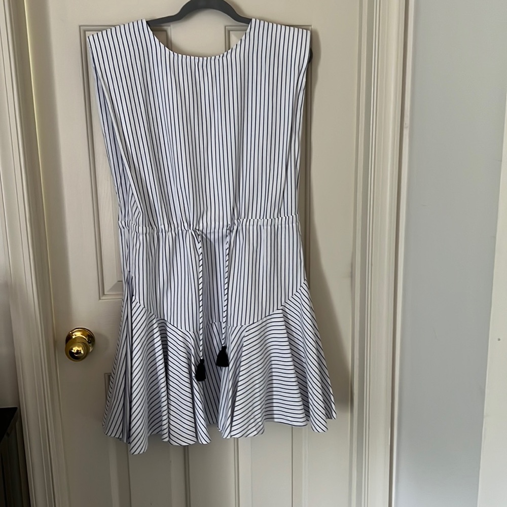 Never worn. Built in shoulder pads. Can tie to add a waist. Very flowy.